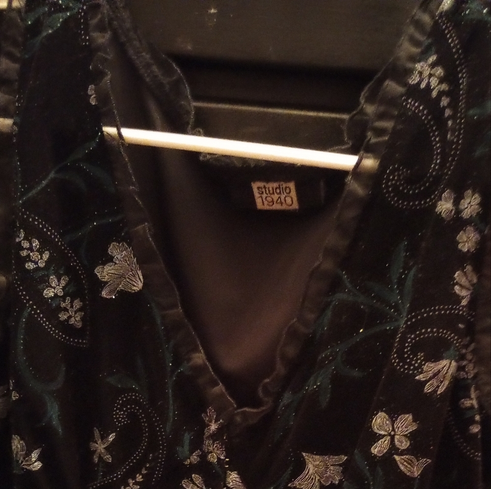 💘🍂 Black Velvet Floral Top